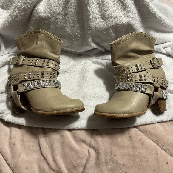 Shoe dept. Dolce by Mojo Moxy Cream faux leather bling strap heeled boots size 8 - Picture 5 of 9